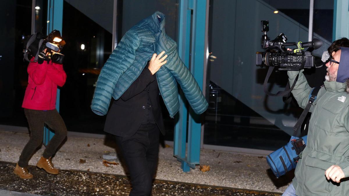 El productor de cine Javier Pérez Santana, a la salida del Juzgado de Guardia tras ser detenido por la agresión sexual a Jedet en los Premios Feroz celebrados en Zaragoza, la madrugada del 29 de enero de 2023.