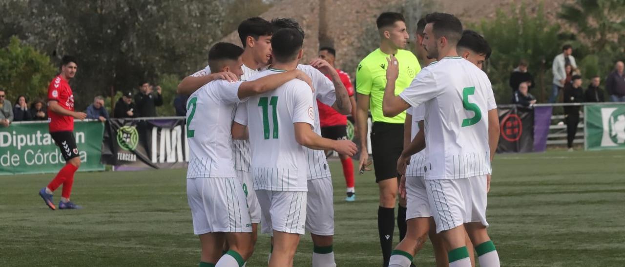 Los futbolistas del Córdoba CF celebran uno de sus goles ante el Cartaya.