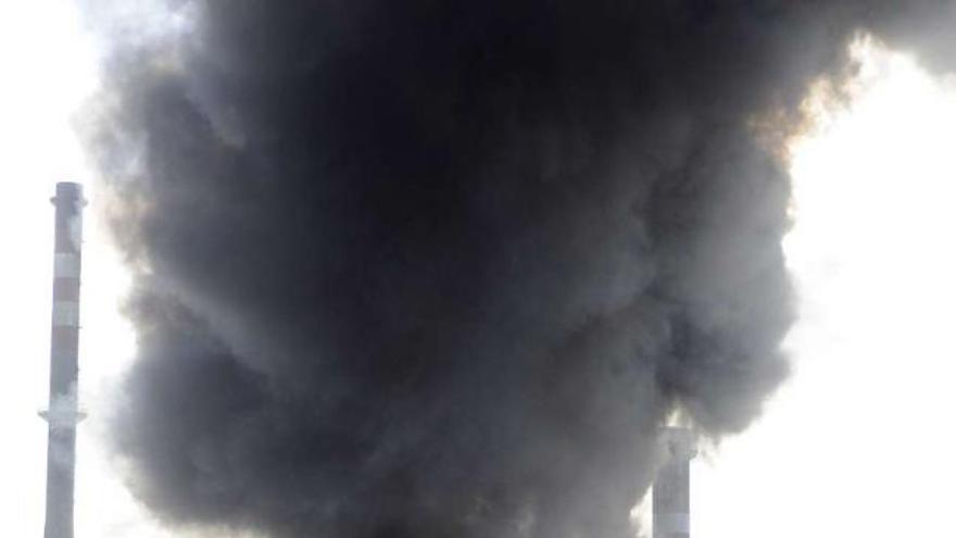Columna de humo por el incendio de ayer en la refinería. / juan varela