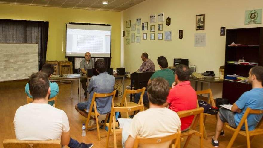 Ferrer Ferrán, al fondo, con los alumnos que participaron en la clase magistral. // Bernabé/Ana Agra