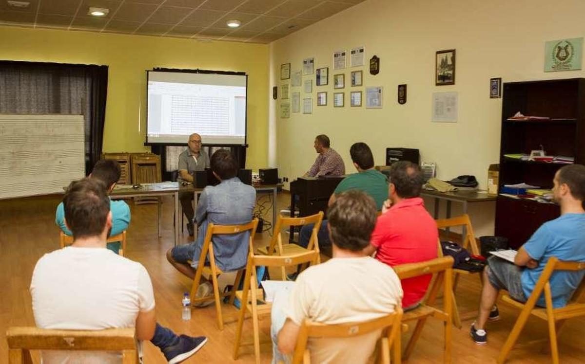 Ferrer Ferrán, al fondo, con los alumnos que participaron en la clase magistral. // Bernabé/Ana Agra
