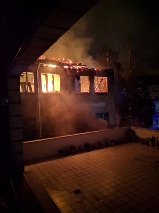 Intervención de los bomberos en un incendio en Sotrondio.