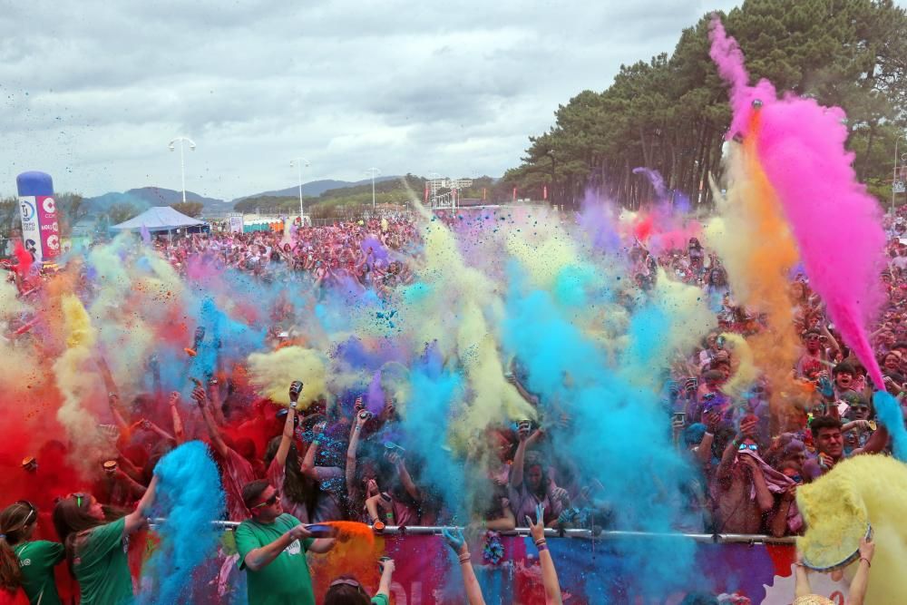 Miles de "corredores" participan en una nueva edición de la Holi Run en Vigo