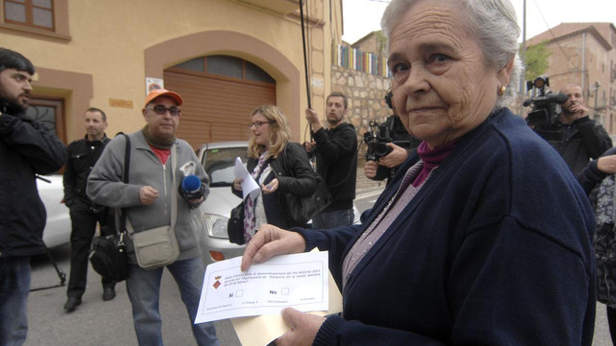 Una residente en Rasquera, con la papeleta de la consulta popular.