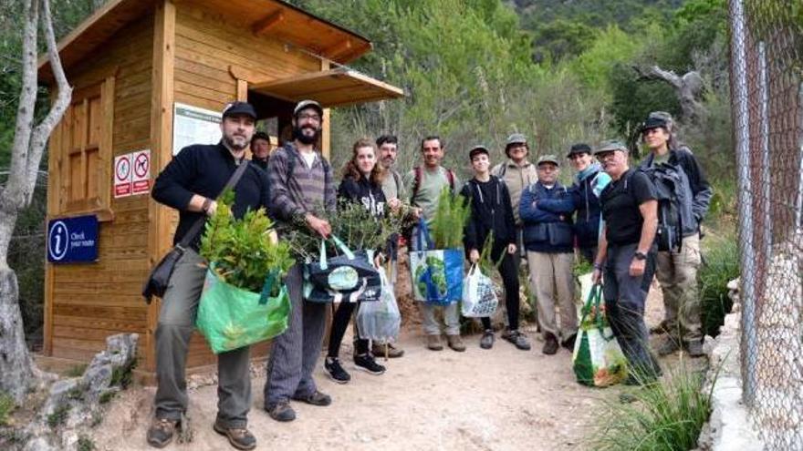 Impulsores de la iniciativa y voluntarios, ayer.