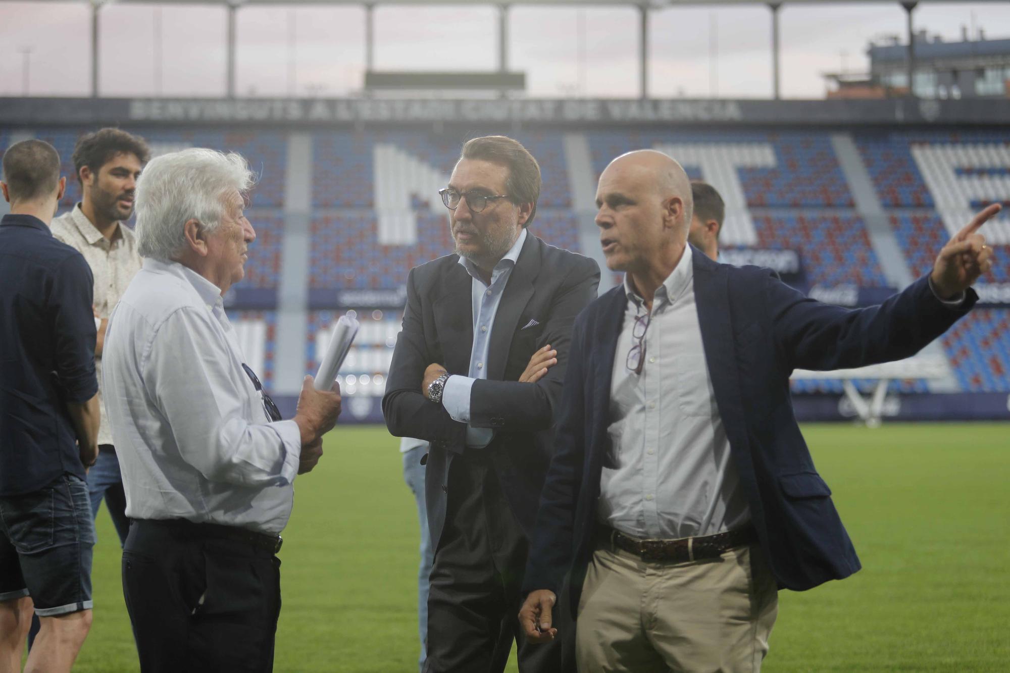 El Levante UD Iza la bandera con las peñas levantinistas