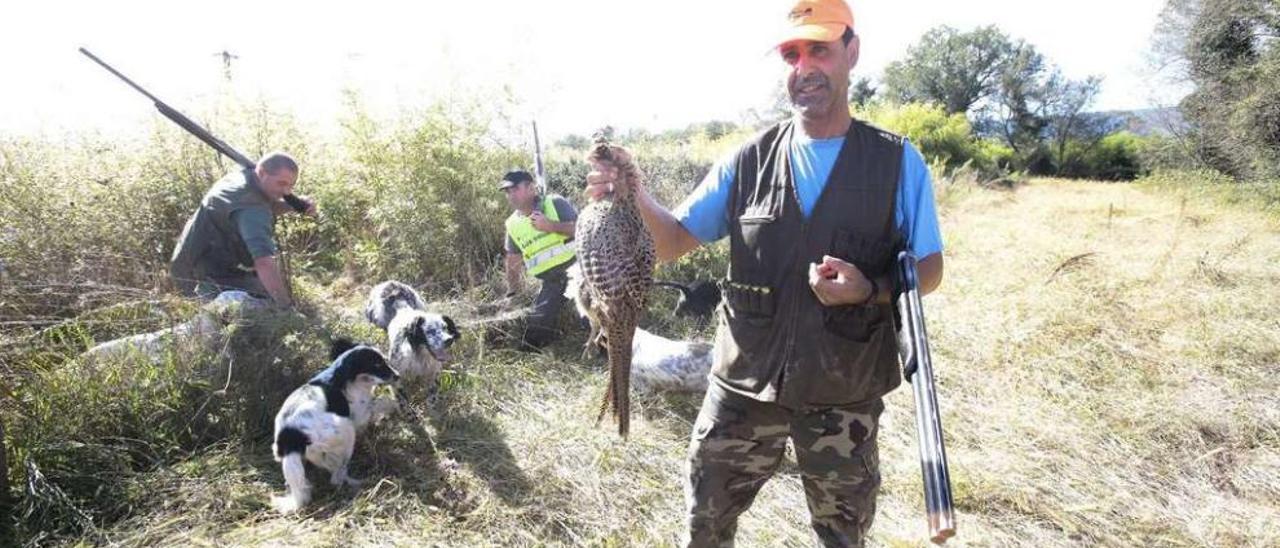 Un cazador muestra una pieza en la apertura de la temporada de hace un año. // Adrián Irago