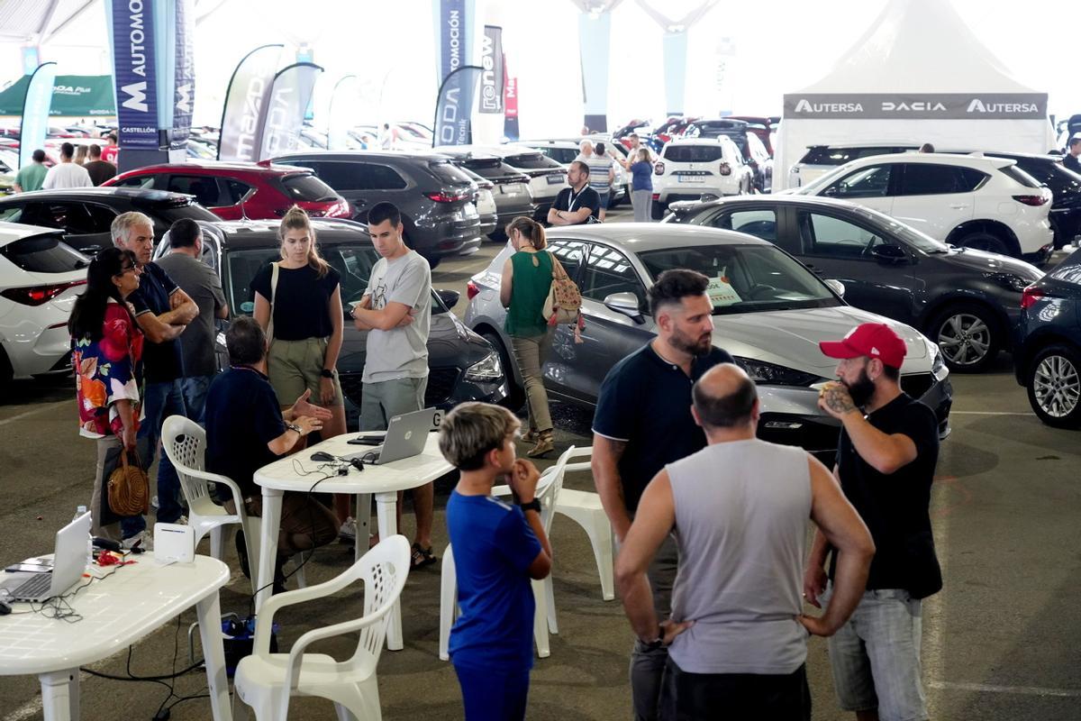 Galería: Los clientes observan los coches de Motorocasión.
