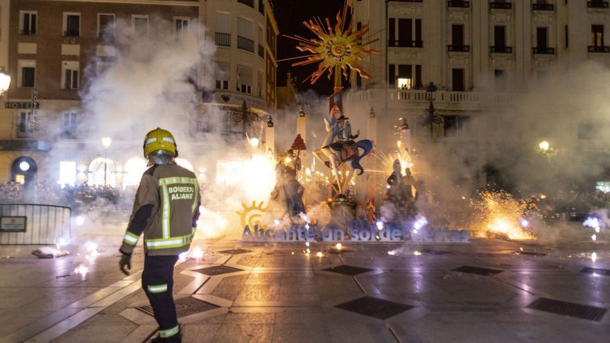 La cremà de las Hogueras encandila a Córdoba