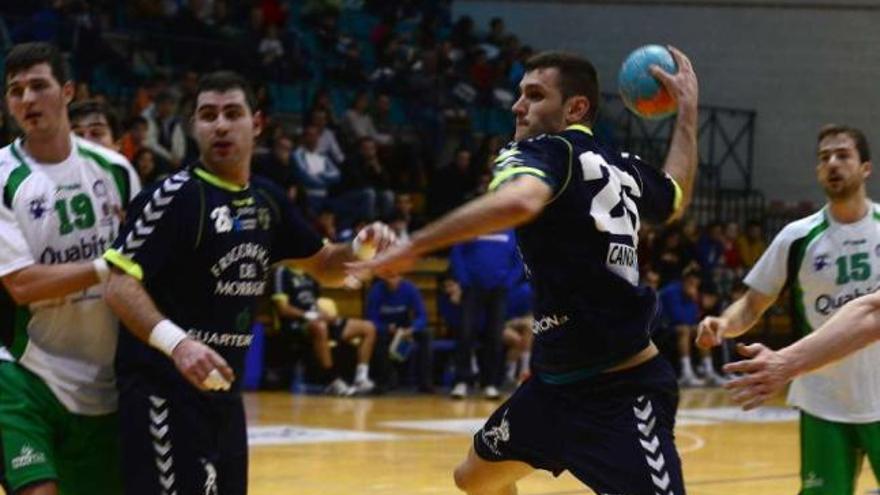 David García lanza a puerta en el partido ante el Guadalajara. // Gonzalo Núñez