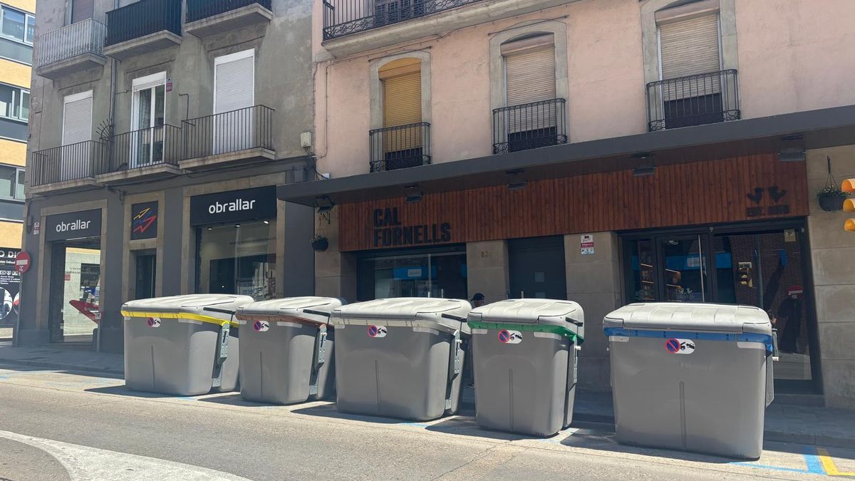 Els contenidors davant dels establiments de la carretera de Vic Obrallar i Fornells, divendres