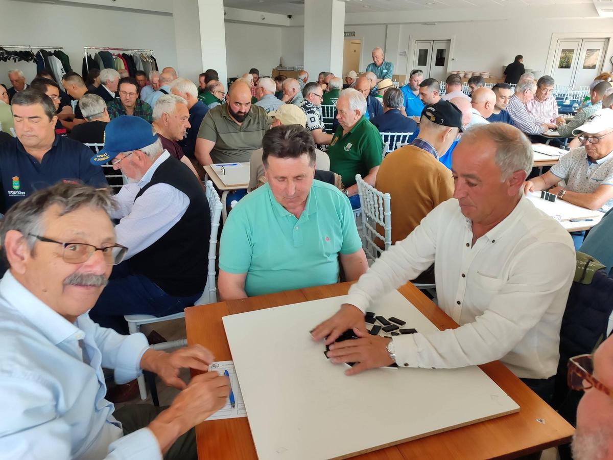 Serafín Docampo (izda.) durante una partida en el Trofeo Open de Cangas este sábado pasado.