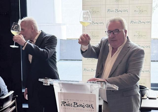 Isidoro Serantes muestra una copa de albariño durante el brindis en Madrid para presentar la calificación de la añada de 2025.
