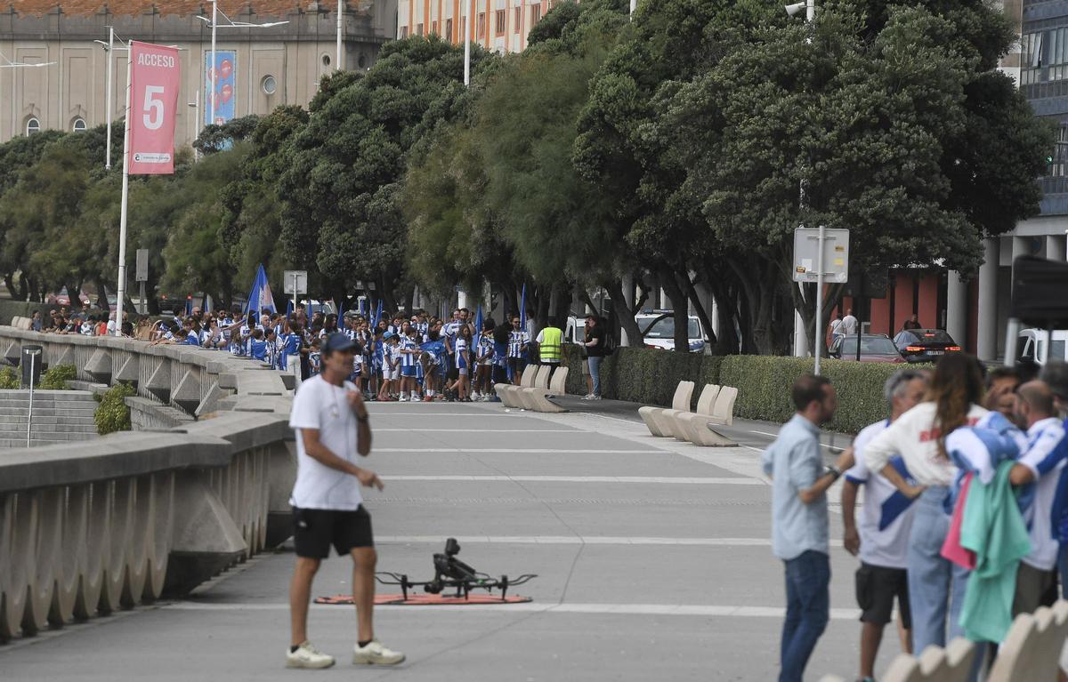 Rodaje del videoclip del himno del Deportivo en el paseo marítimo