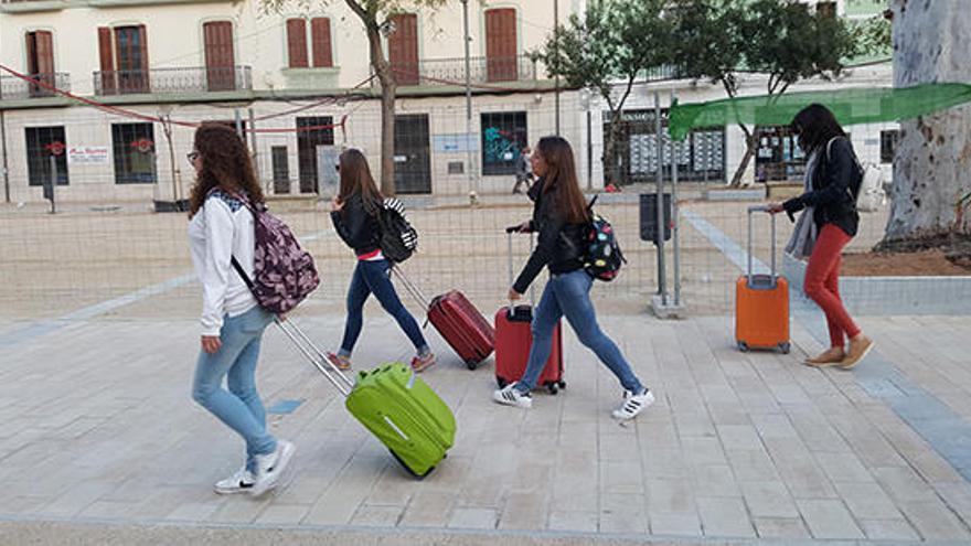 Varias turistas abandonan una casa donde se alojaron en Semana Santa.