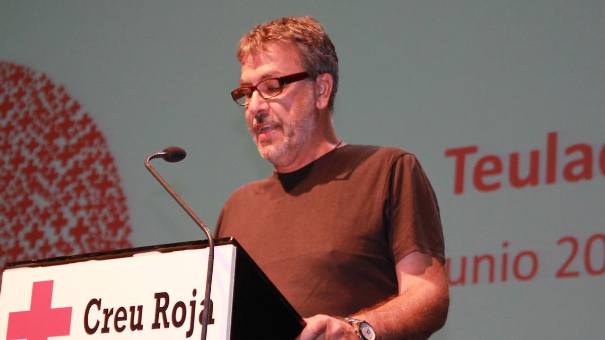 Toni Tent presentando en 2016 un acto de la Cruz Roja de Teulada Moraira. Siempre se volcaba en causas solidarias y sociales