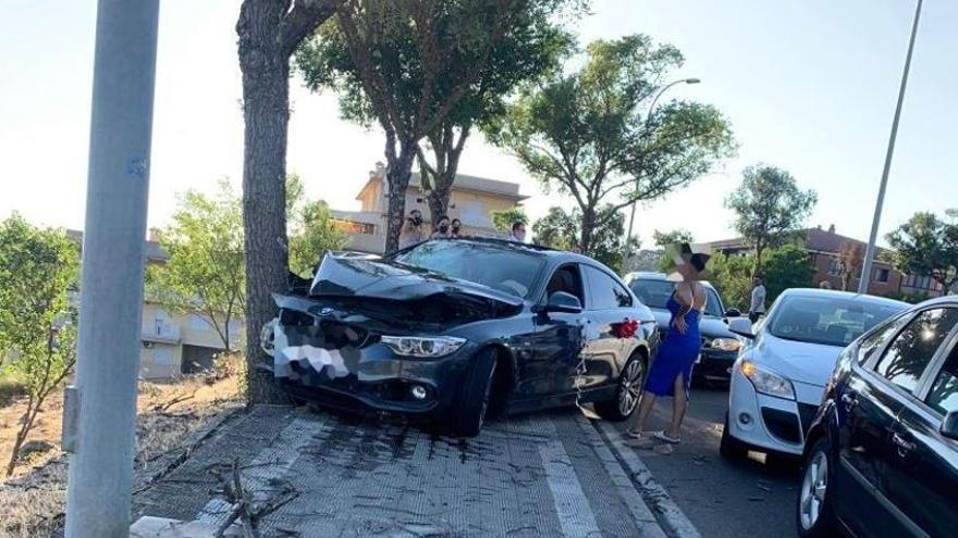 Imagen del vehículo empotrado contra un árbol.