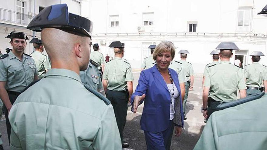 La subdelegada del Gobierno saluda a los guardias civiles alumnos ayer en la Comandancia de Alicante.