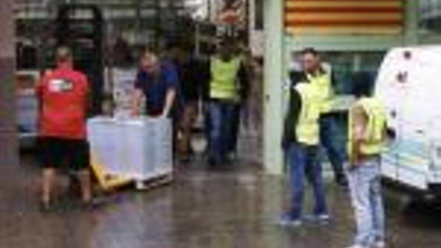 La Guàrdia Civil intervenint ahir 100.000 cartells de l&#039;1-O en una nau del barri barcelonès de Poblenou .