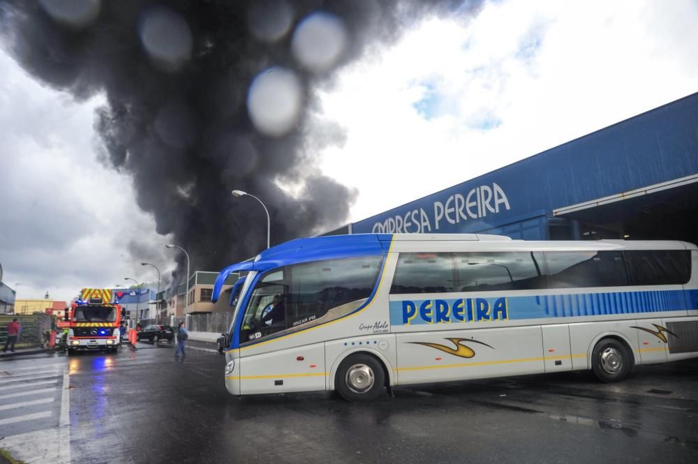 Esta es la estampa que ha dejado el incendio en una nave de Vilagarcía. // Iñaki Abella