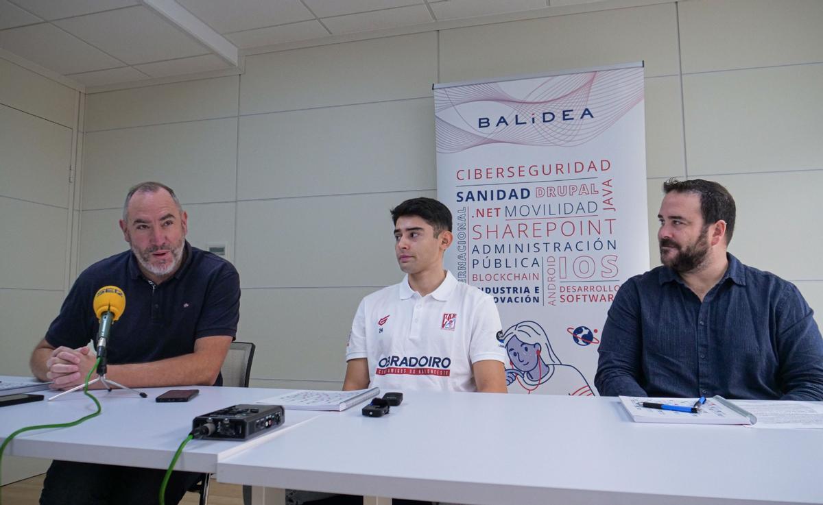 Héctor Galán, director general del Obra, Nacho Varela, nuevo base del equipo, y Andrés, de Balidea, en la presentación del jugador