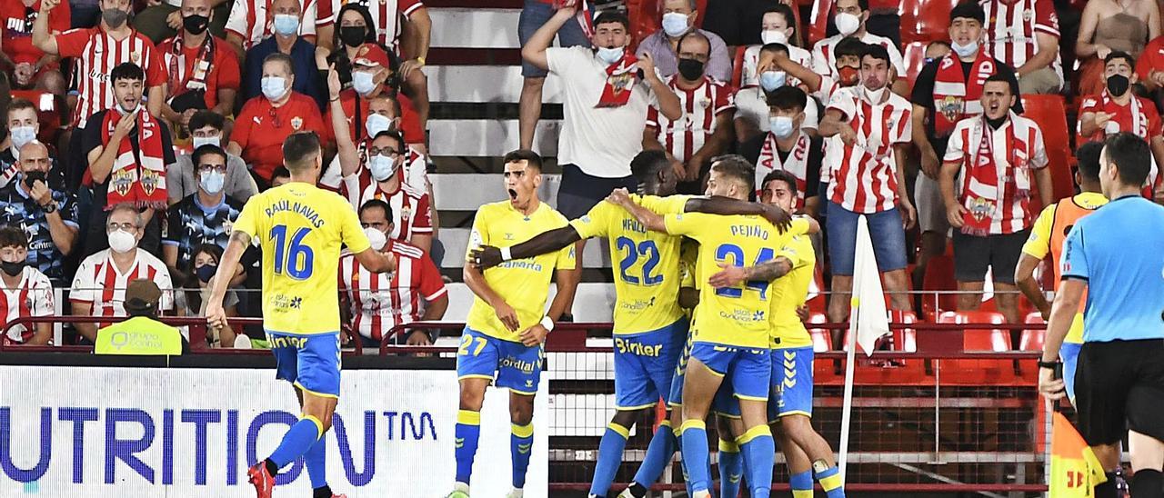 Los futbolistas de la UD celebran el gol de Jonathan Viera en Almería en el último minuto de partido, que supuso el empate amarillo. | | LOF