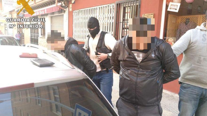 Las dos personas detenidas por la Guardia Civil en Tarancón.