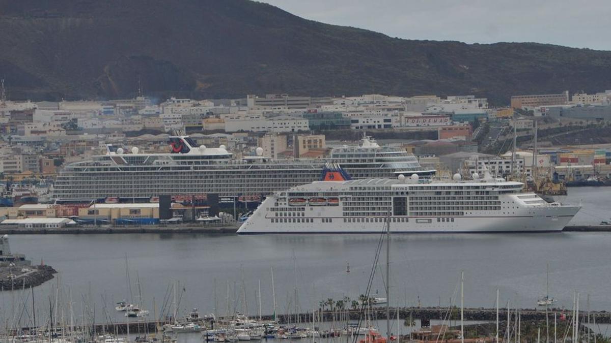 Un crucero de Hapag Lloyd y otro de TUI, atracados en el Puerto de Las Palmas. /  JOSÉ CARLOS GUERRA