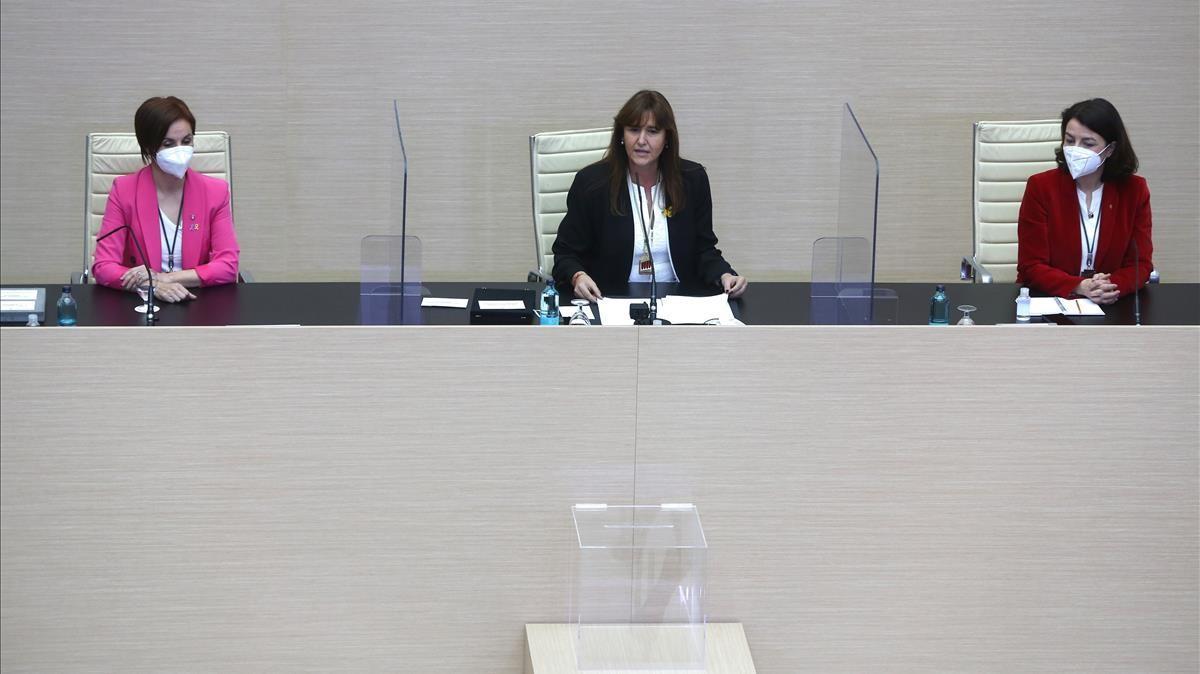  La mesa del nuevo Parlament  presidida por Anna Caula, Laura Borras y Eva Granados 