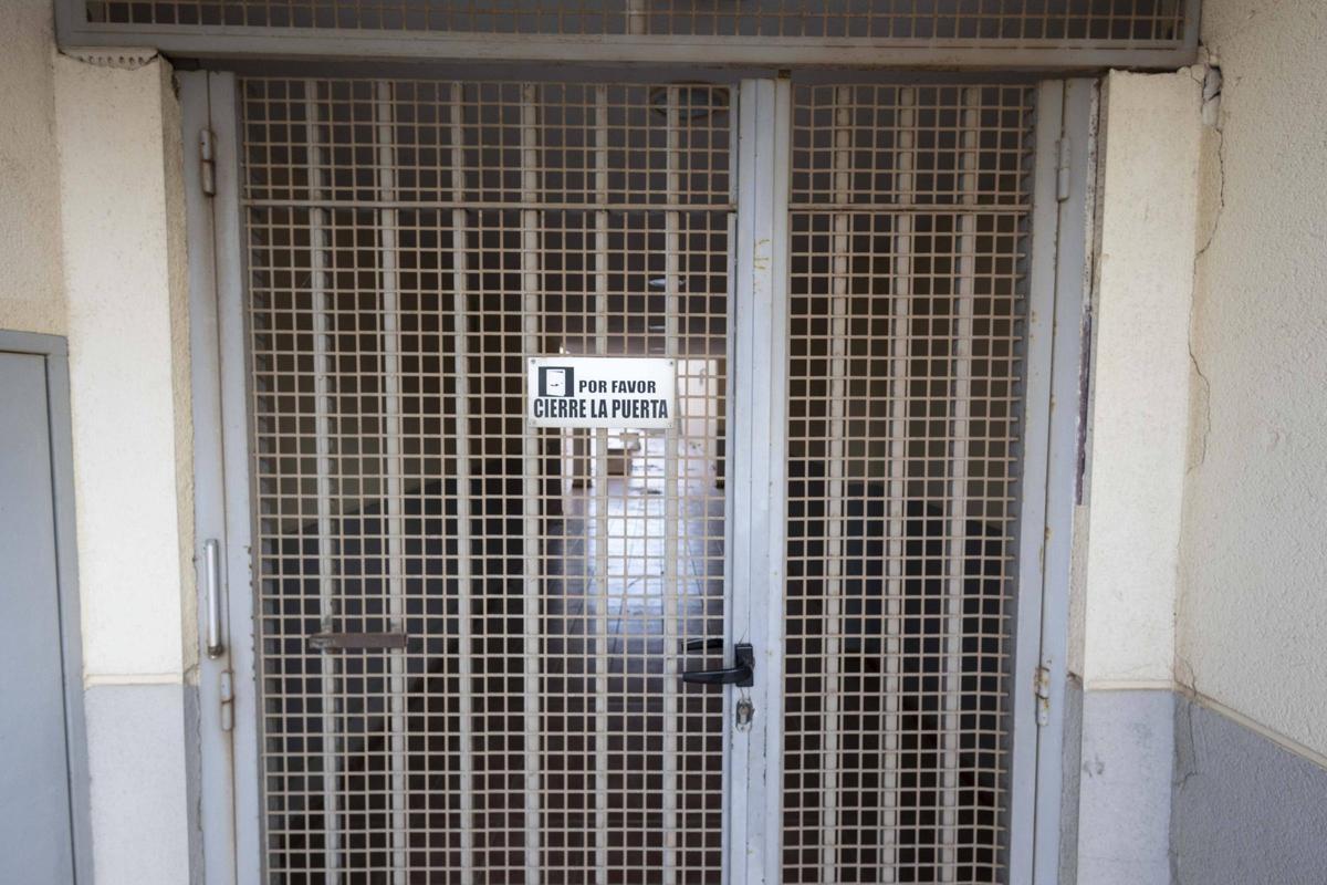 La puerta principal de acceso al edificio.