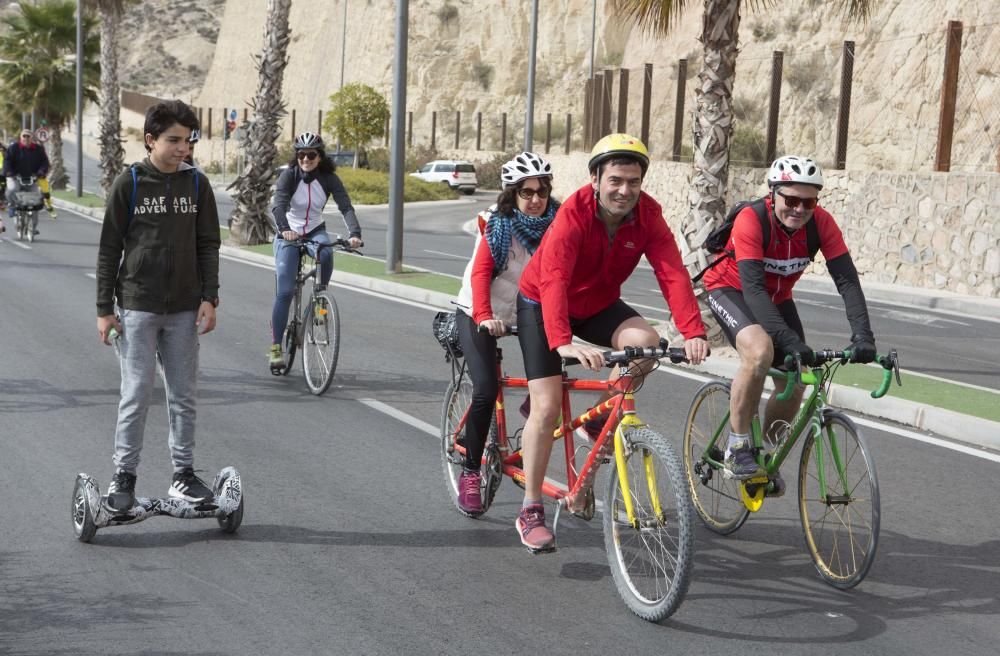 200 ciclistas exigen frente al Ayuntamiento una vía verde en La Cantera.