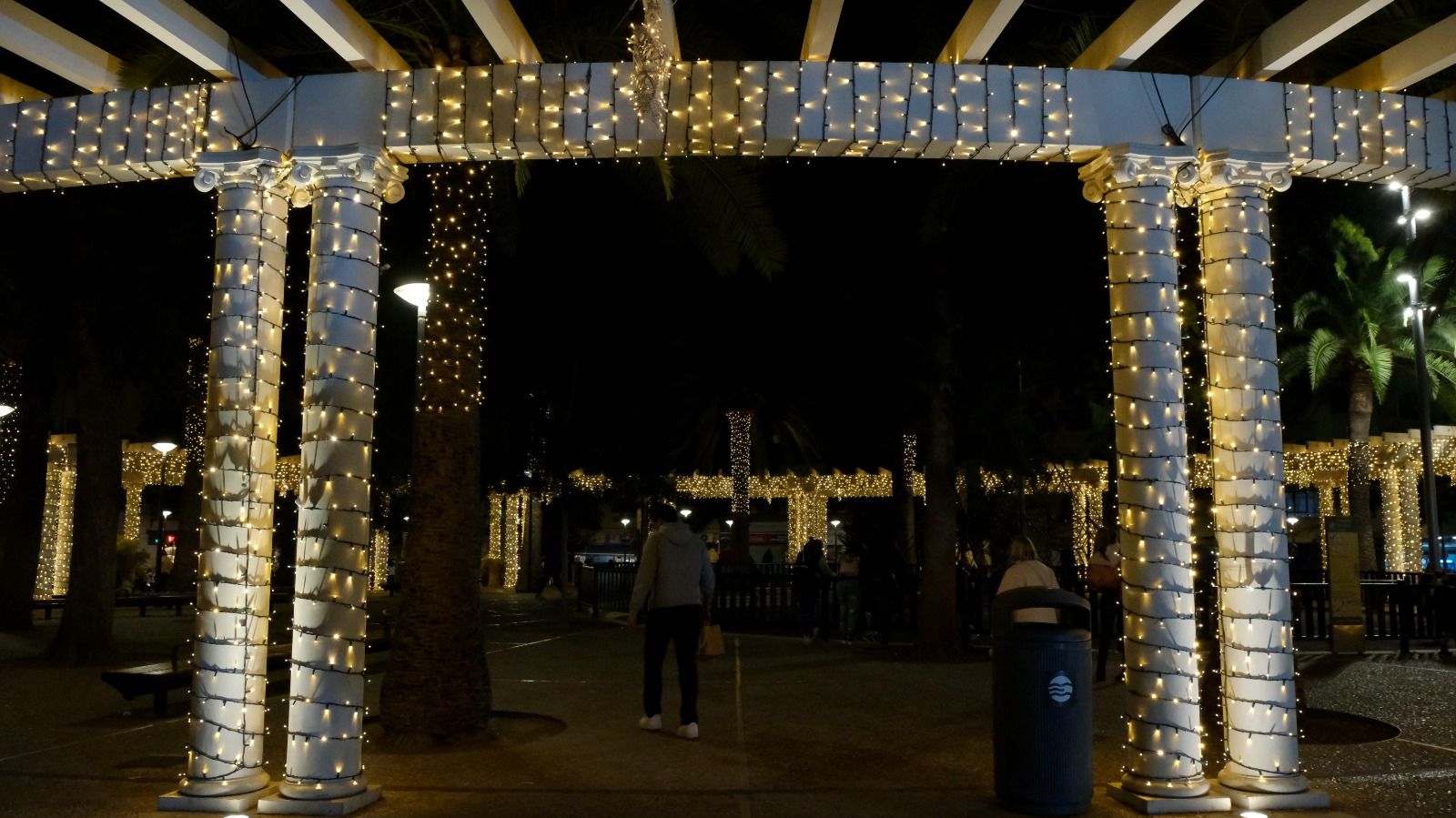 Las fotos de las nuevas luces de Navidad de la plaza de las Columnas de Palma