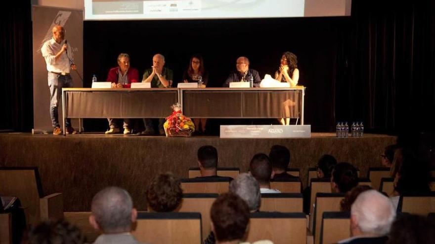 Los ponentes en la charla-coloquio organizada en Sama sobre el ejercicio acuático.