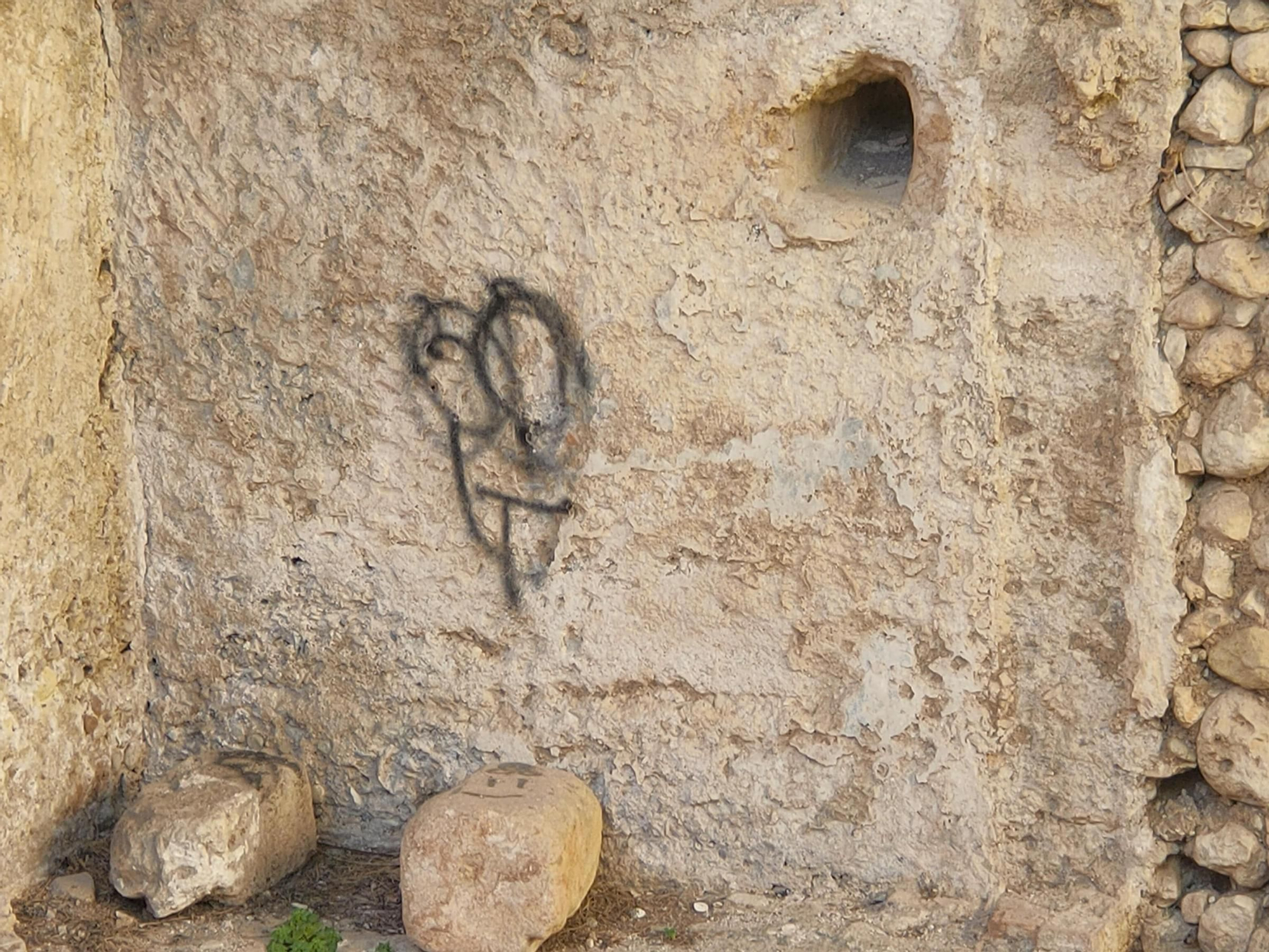Denuncian la aparición de pintadas vandálicas en los baños árabes del Raval en Xàtiva