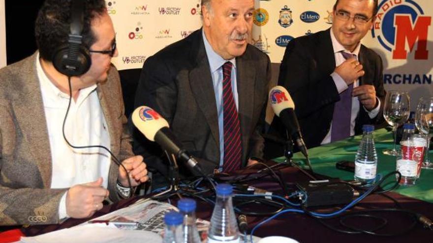 Del Bosque, ayer en Málaga junto con Vicente Ortega (izq.) y Juan Ignacio Camacho.