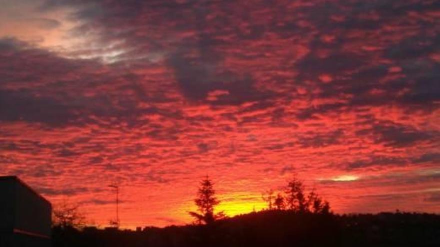 Cel rogent a primera hora del matí des de Cruïlles