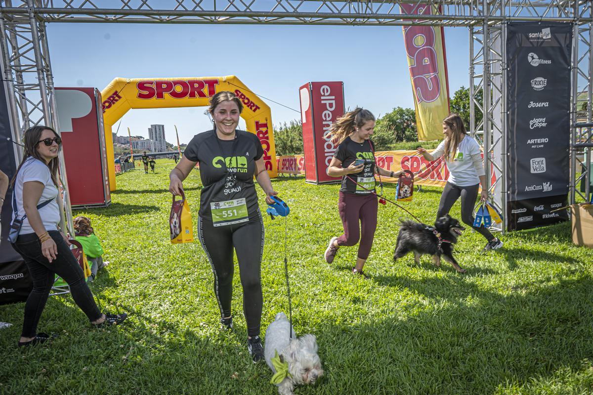 CAN WE RUN BARCELONA. La carrera organizada por Prensa Ibérica y El Periódico de Catalunya con la colaboración de Sport ,  donde las personas y sus mascotas perrunas corren en familia