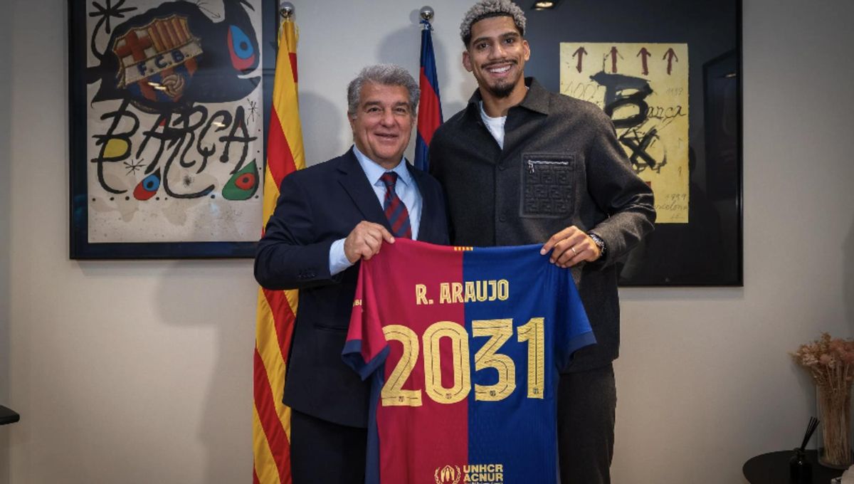 Laporta y Araujo tras el acuerdo de renovación hasta el 2031 del defensa uruguayo.