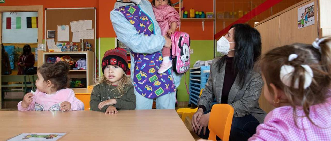 La consejera de Educación y Empleo, Esther Gutiérrez, durante una visita a un aula de primer ciclo de infantil en Mérida el pasado marzo.