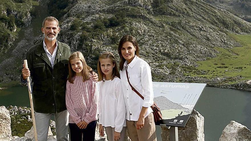 Los Reyes y sus hijas, en el Mirador de la Princesa.