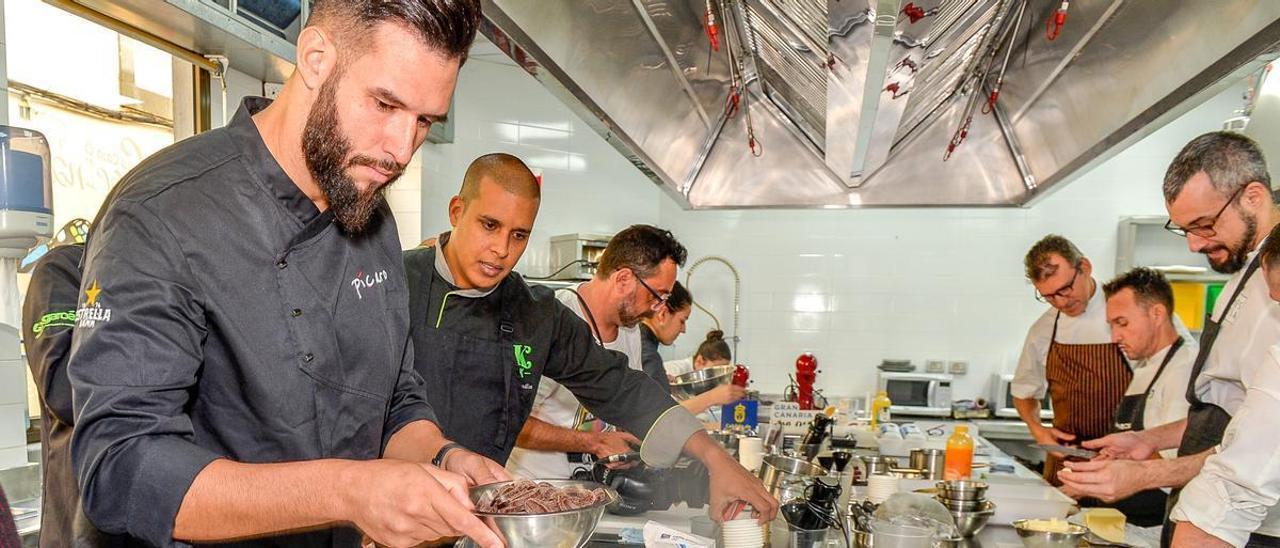 Los cocineros durante la elaboración de uno de los postres.