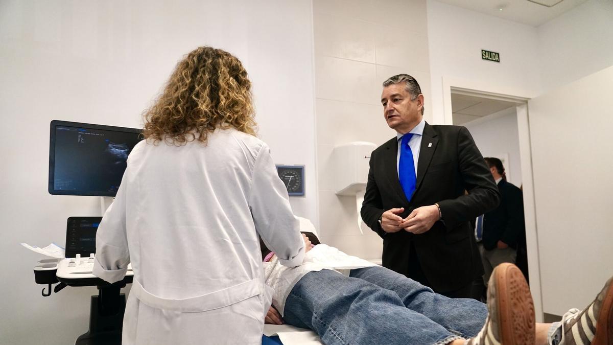 El consejero de Sanidad, Antonio Sanz, durante la visita a un centro de salud
