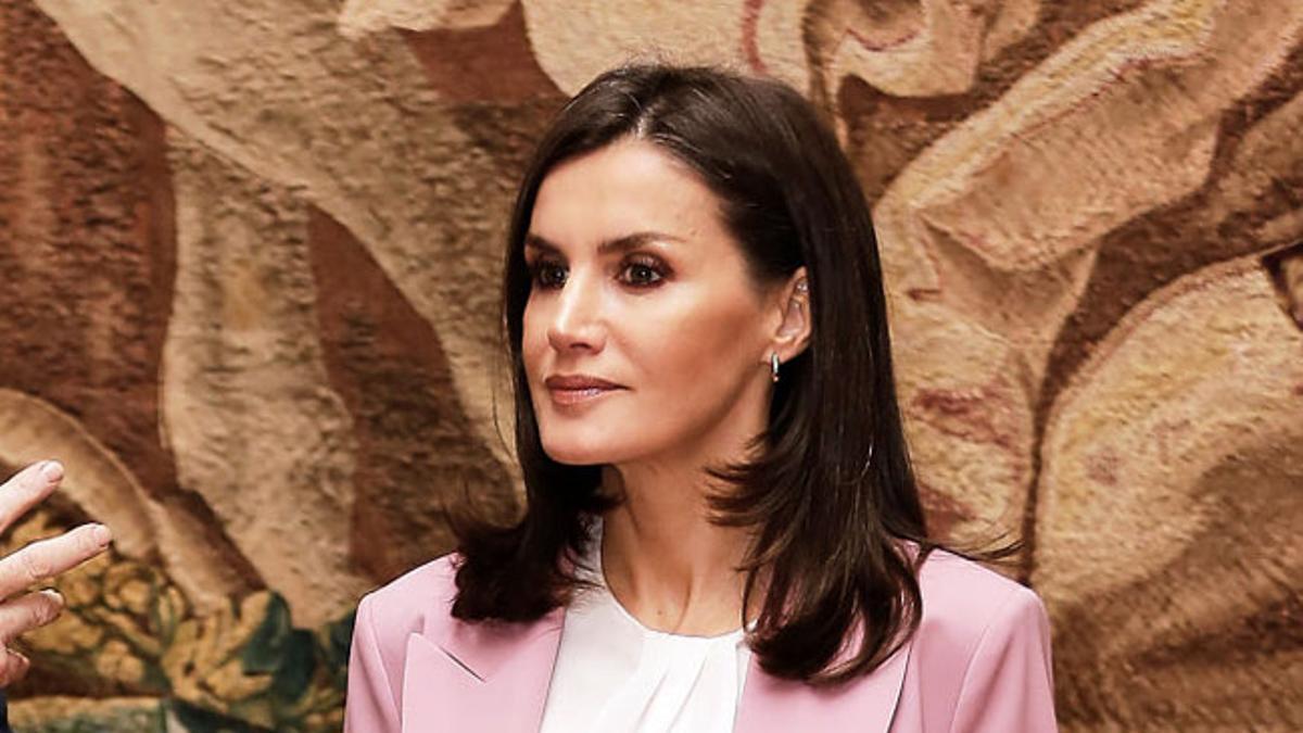 El traje rosa de chaqueta y pantalón de la reina Letizia para su último  look oficial del 2019 - Woman