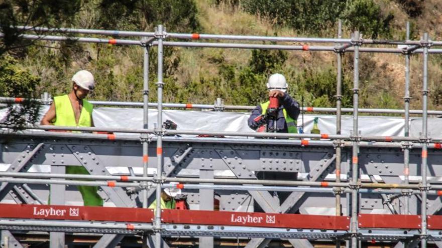 Operarios trabajando en la mejora de un puente de la línea ferroviaria