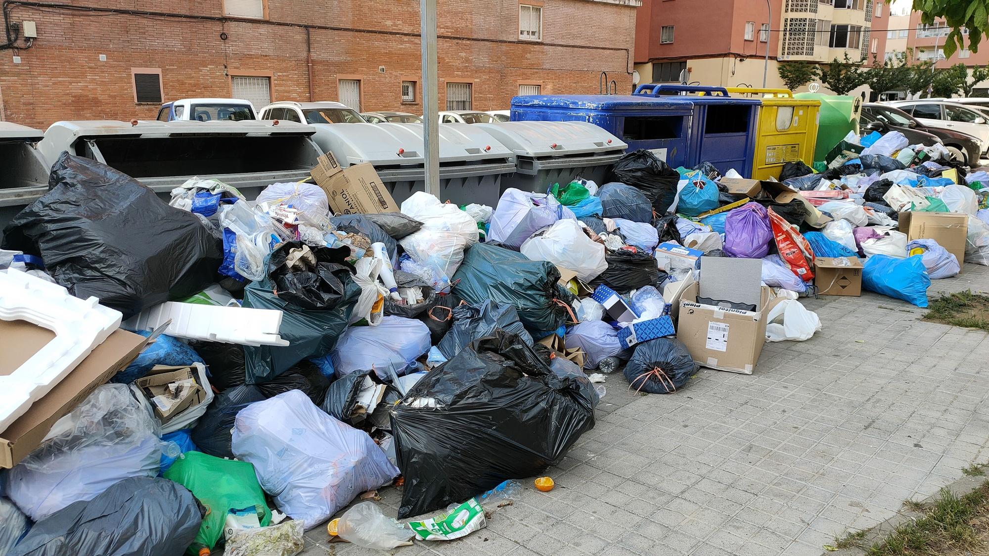 Figueres segueix patint la vaga d'escombraries una setmana després