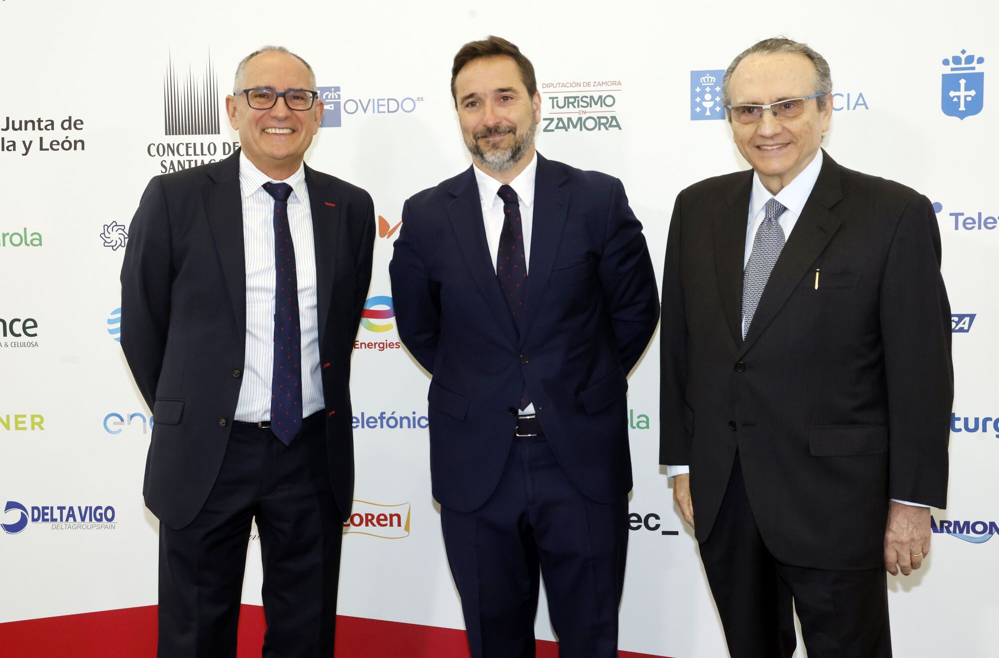 A la izquierda, Juan Carlos Da Silva, director general de Prensa Ibérica Galicia, Jorge Álvarez Naveiro, director corporativo de Comunicación de Ecoener y Javier Moll, presidente de Prensa Ibérica.