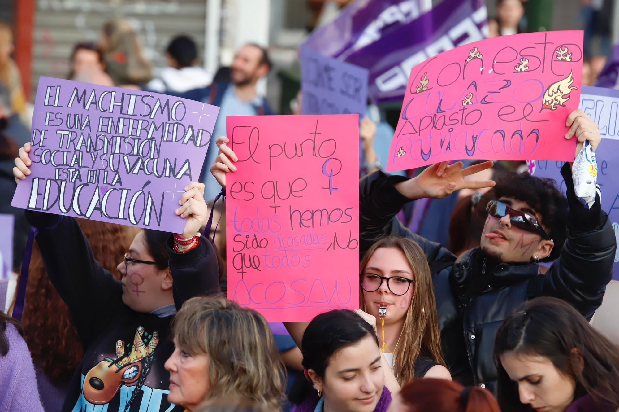 La manifestación del 8M recorre las calles de Córdoba