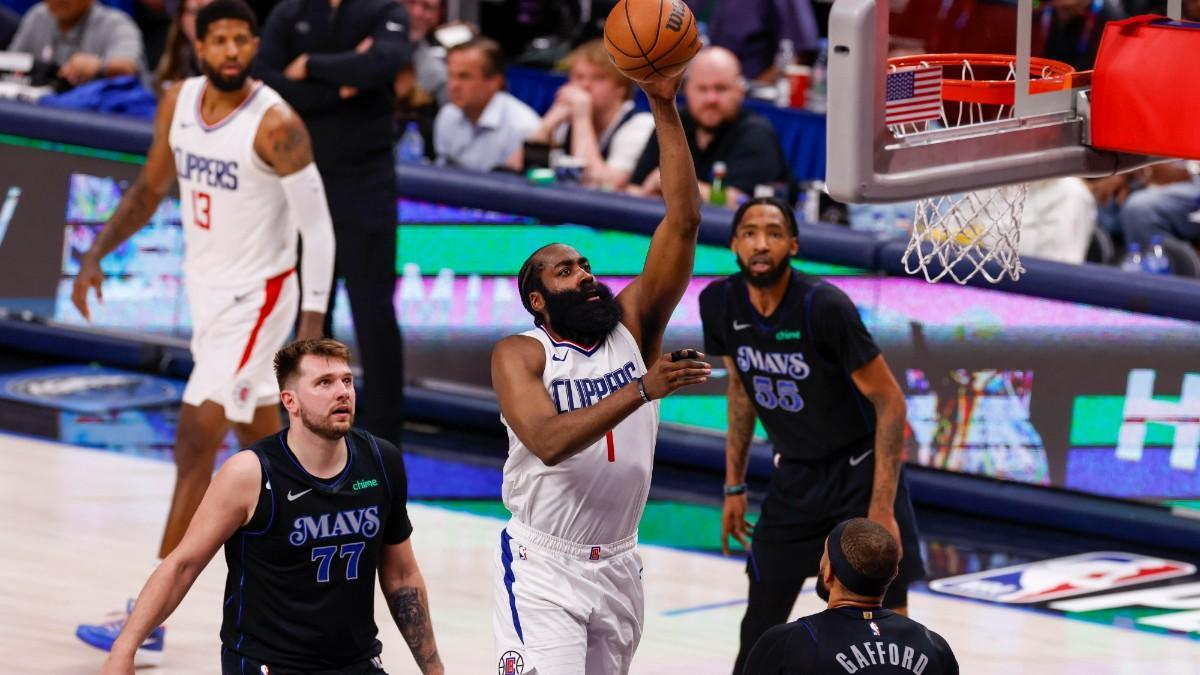 James Harden junto a Luka Doncic durante un partido del playoff