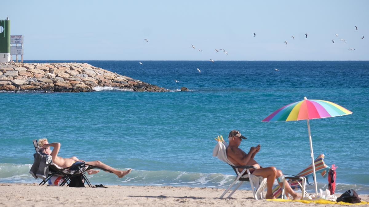 Bañistas en la playa de El Campello el pasado noviembre