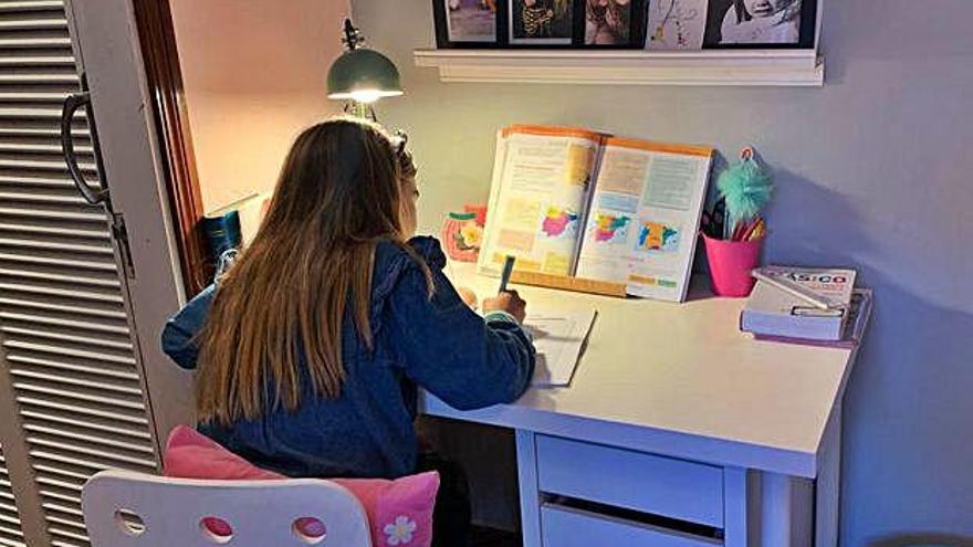 Una alumna, ayer realizando los deberes en su casa de Murcia.